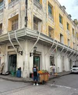  - Centavo Menos, uno de los antiguos edificios del Centro Histórico de Cartagena que está a punto de colapsar