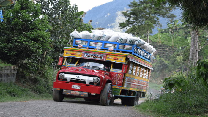 Cuál es el pueblito colombiano que convirtió la popular Chiva en patrimonio inmaterial del lugar