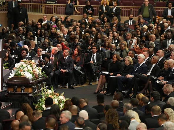  - Verónica Alcocer se volvió a montar en el avión presidencial y estuvo con el Presidente en la votación del 8 de marzo