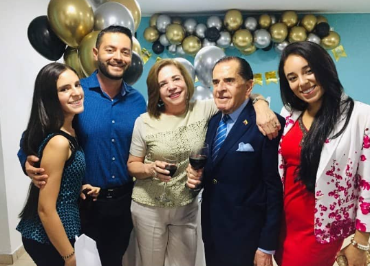  - El famoso humorista de Sábados Felices que encontró el amor a los 55 años con una quinceañera con quien tuvo tres hijos