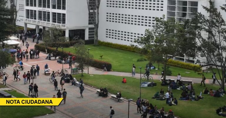 Campus courtyard with students walking, biking and sitting on benches; white modern buildings in the background, and a yellow banner reading NOTA CIUDADANA in the corner. - ¿Los altos salarios de unos pocos profesores están desangrando a las universidades públicas del país?