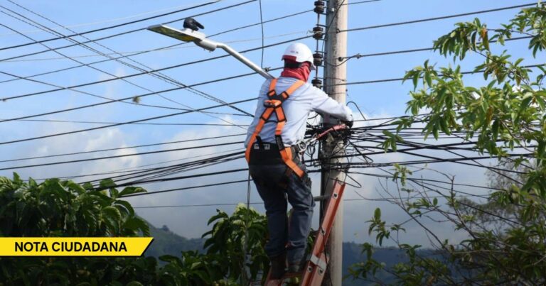 Electric utility worker in a safety harness and helmet on a ladder repairing tangled power lines on a utility pole - La Costa Caribe está atrapada en un sistema eléctrico que cobra caro, funciona mal y amenaza con apagarse