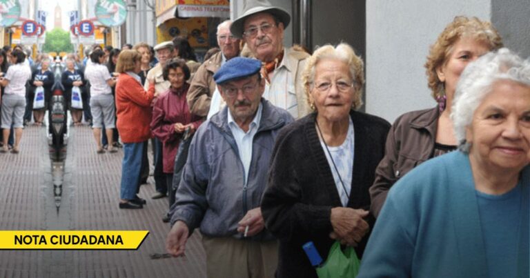 People line up on a city street for a public event; a yellow 'NOTA CIUDADANA' banner is visible bottom left. - El peligroso movimiento del gobierno Petro con la plata de las pensiones que preocupa a la gente