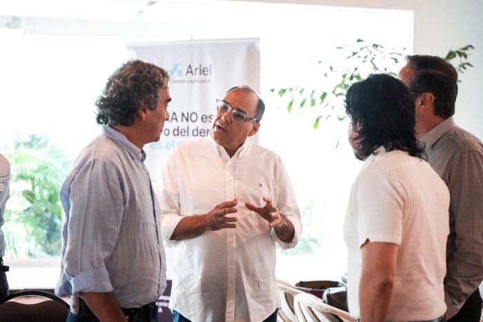  - Entre fieles coequiperos y pocas caras nuevas Fajardo pedalea su llegada a la primera vuelta presidencial