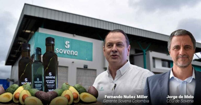 Two men stand near a Sovena sign with olive oil bottles and a fruit display; overlay text shows names of the speakers. - Una multinacional portuguesa se quedó con la planta de aguacate Hass del eje cafetero