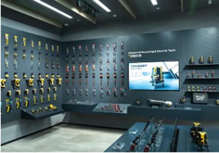 Showroom displaying power tools and accessories on wall racks and display tables, with a large product screen on the back wall. - La repostería Deli le ganó a una multinacional China