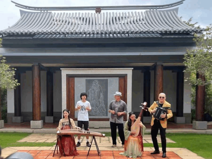  - El grupo de vallenato creado por un pastuso, un opita y tres mujeres chinas que es un éxito en Asia