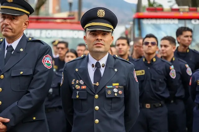 El sacerdote paisa que también es bombero y que carga con los santos óleos en su kit de emergencia - -- Las2orillas.co: Historias, voces y noticias de Colombia El sacerdote paisa que también es bombero y que carga con los santos óleos en su kit de emergencia en Bello