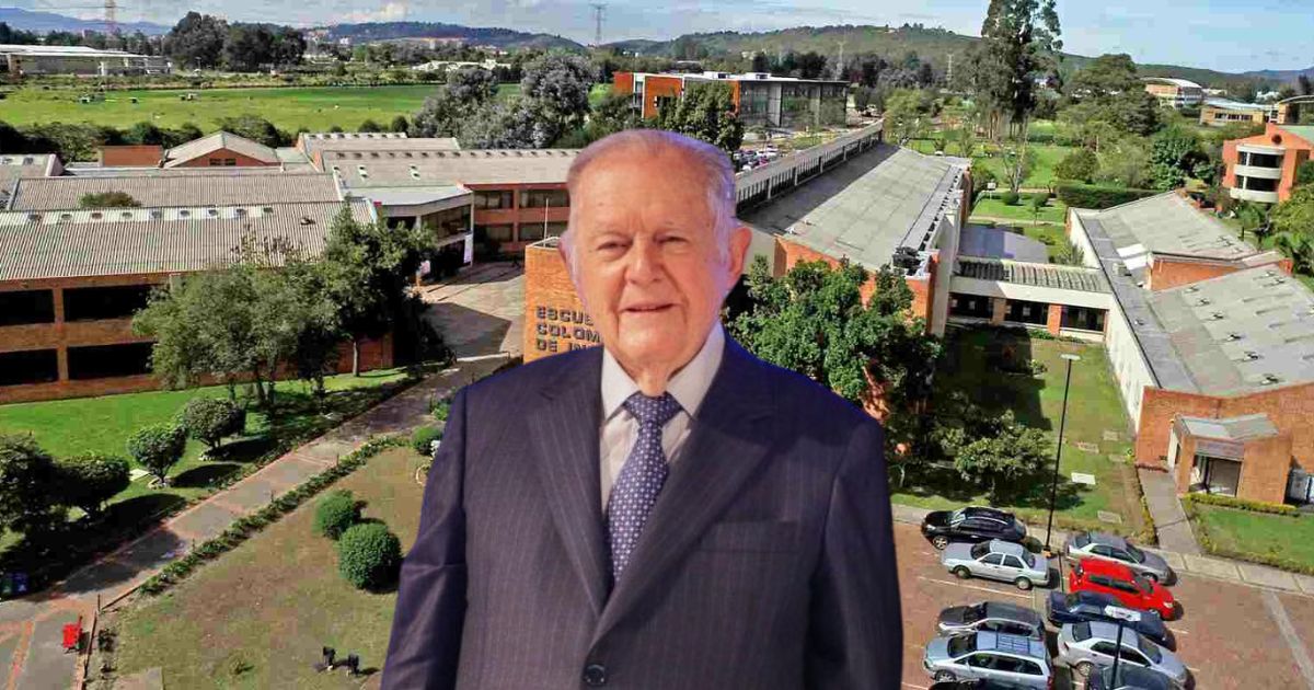 Portrait of an elderly man in a dark pinstripe suit and blue tie standing in front of a college campus with brick buildings, green lawns, and a parking lot (image appears composite). - Esta es la universidad colombiana que montó su propia cátedra sobre Luis Carlos Sarmiento ¿De qué se trata?