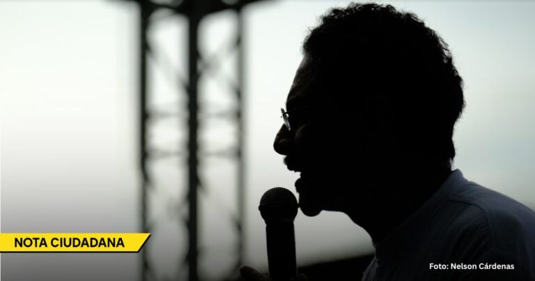 Silhouette of a man speaking into a microphone at a public event, with a yellow 'NOTA CIUDADANA' banner in the corner. - ¿Por qué Cepeda sigue subiendo en las encuestas si no va a los debates y sigue bajo la sombra de los errores de Petro?