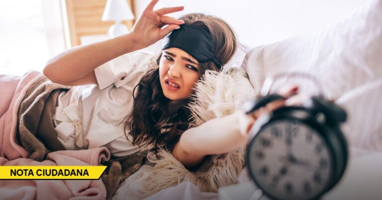 Mujer acostada en cama con antifaz, se muestra cansada y llega la alarma, nota ciudadana en la esquina inferior. - La generación de mantenidos que desprecia el trabajo duro para vivir de las redes y del bolsillo de sus padres
