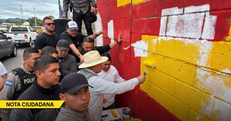  - Ni con mil capas de pintura, el rodillo silenciador de Álvaro Uribe podrá borrar los falsos positivos