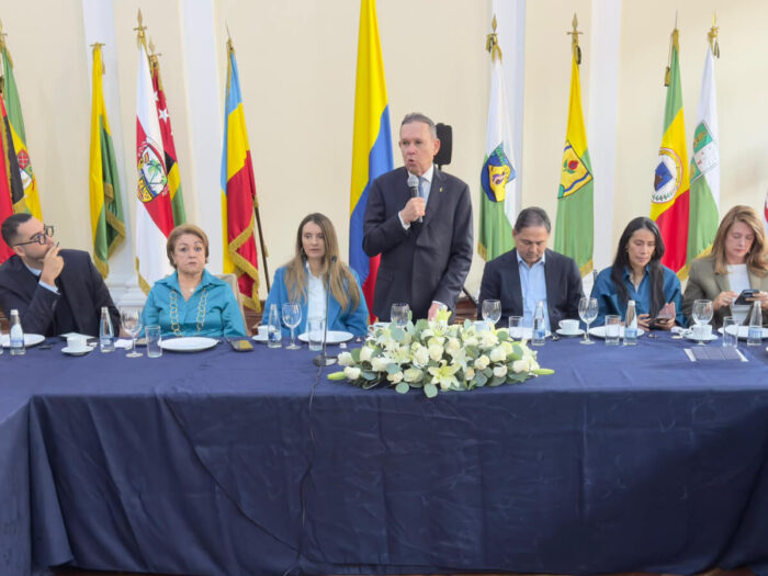  - Senadores conservadores jugarían a dos bandas en los apoyos a De la Espriella y a Paloma