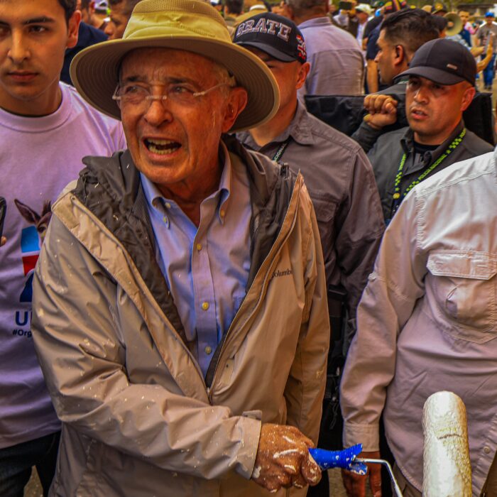  - El paisa que llegó al Congreso por el Pacto Histórico y lideró la arenga frente a la casa de Uribe en Antioquia