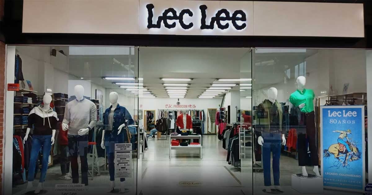 Lec Lee clothing shop window with mannequins in casual outfits and clothing racks inside. - Lec Lee de fabricar 15.000 jeans diarios a tambalear económicamente