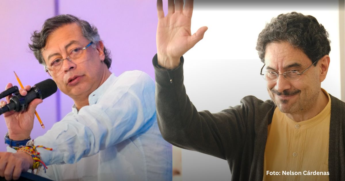 Two men speaking on stage: left man at a microphone with a pencil in hand, right man raising his hand and smiling. - Petro le mete el acelerador a la Constituyente y empieza a pedir donaciones desde su cuenta X