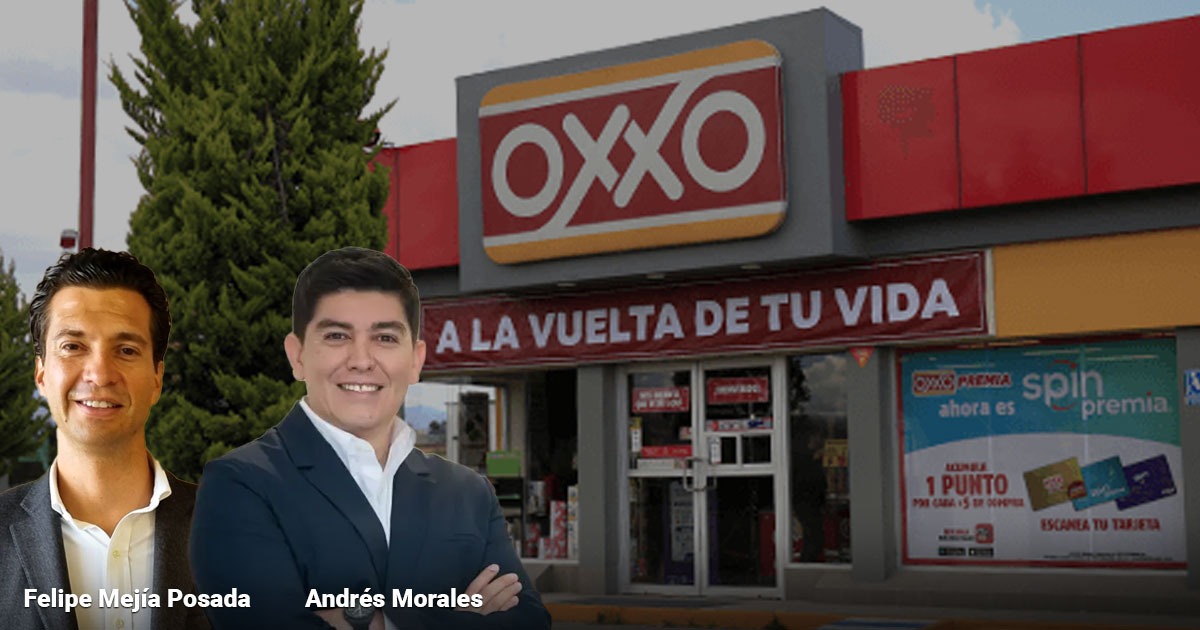 Two men in suits stand in front of an OXXO convenience store with a red banner reading 'A LA VUELTA DE TU VIDA'. - La apuesta de los Ardila Lülle junto a los mexicanos de Oxxo para destronar a Águila con su cerveza Andina