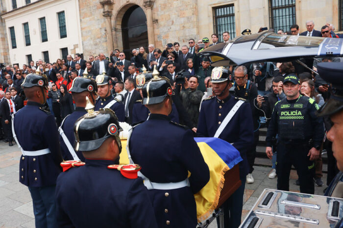  - Con honores de presidente: así fue la despedida a Germán Vargas Lleras en la Plaza de Bolívar de Bogotá