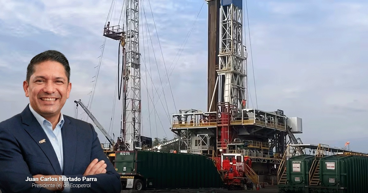 A man in a dark suit and light shirt stands with arms crossed at the left in front of an industrial drilling rig site under a cloudy sky. - Un pozo nuevo de Ecopetrol en los Llanos sorprendió con 3 mil barriles diarios