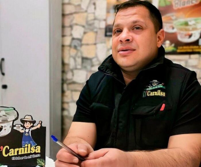  - El paisa que llegó con 30 euros a España y hoy vende 5 millones de Euros en chorizos y arepas en Europa