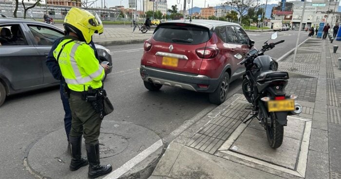El puente de la carrera 68 entre las calles 53 y 63 invadido por un taller y parqueadero ilegal para motos El puente
