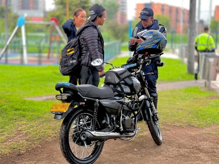 El puente de la carrera 68 entre las calles 53 y 63 invadido por un taller y parqueadero ilegal para motos El puente