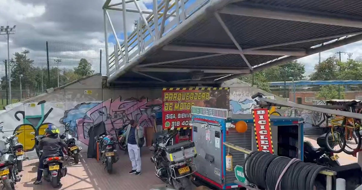  - El puente de la carrera 68 entre las calles 53 y 63 invadido por un taller y parqueadero ilegal para motos