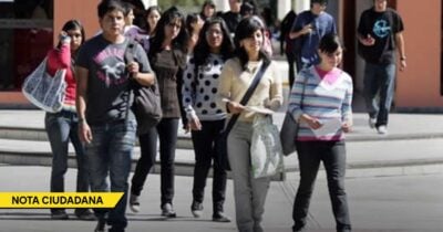 Group of young people walking together outdoors, carrying bags and papers, with a yellow 'NOTA CIUDADANA' banner visible in the corner. - Las2orillas.co: Historias, voces y noticias de Colombia