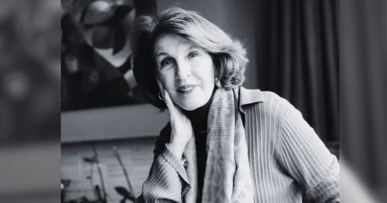 Black-and-white portrait of an older woman resting her face in her hand, wearing a scarf and cardigan to the camera. - Cuando el deporte majora la calidad de vida de las personas