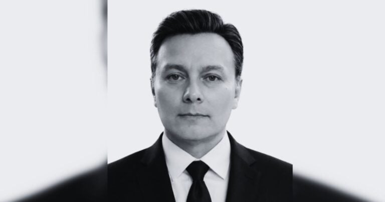Black-and-white head-and-shoulders portrait of a man in a suit and tie, looking at the camera with a neutral expression. - El reciclaje de los generales: cuando el pasado pretende sustituir al futuro