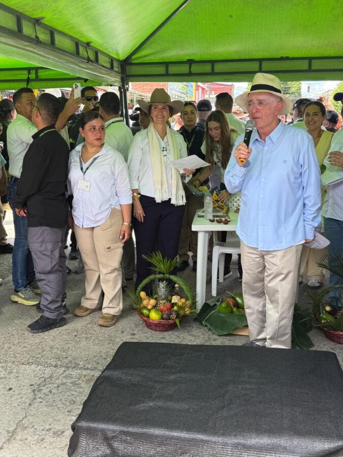Una abogada del Externado sin trayectoria en la Fiscalía llamó a Uribe por las masacres del Aro y La Granja - Una abogada del Externado sin trayectoria en la Fiscalía llamó a Uribe por las masacres del Aro y La Granja