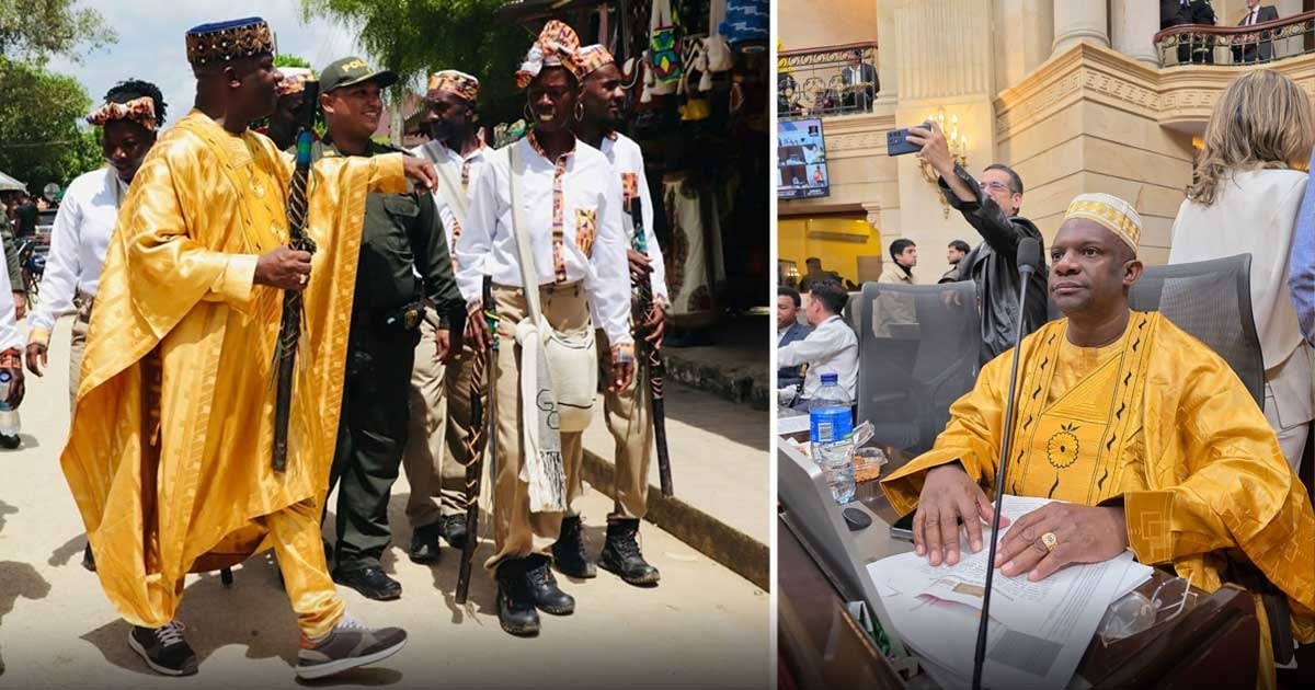 Group of men in bright gold traditional outfits gather and chat outdoors with others nearby in a street scene. - Un líder afro que avaló al papá de Miguel Uribe no quiso perderse la palomita de ser congresista por un mes