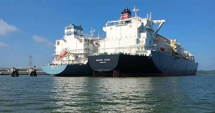 De dos islas del Caribe, lideradas por una mujer, llega buena parte del gas importado que se consume en Colombia Large white cargo ship Marvel Crane with a dark hull near a pier on calm water, Singapore port in background - De dos islas del Caribe, lideradas por una mujer, llega buena parte del gas importado que se consume en Colombia