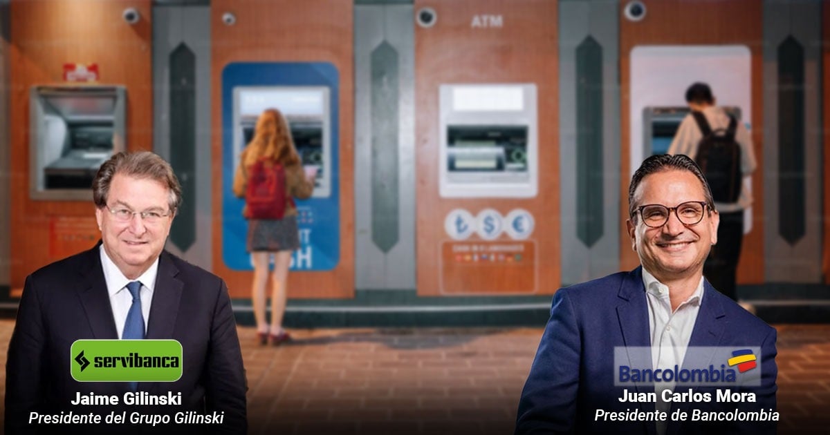 Two bank executives in suits stand in front of row of ATMs; left labeled Jaime Gilinski, Presidente del Grupo Gilinski (Servibanca), right labeled Juan Carlos Mora, Presidente de Bancolombia. - La evolución del cajero automático, desde Conavi ahora Bancolombia a la red Servibanca del Grupo Gilinski