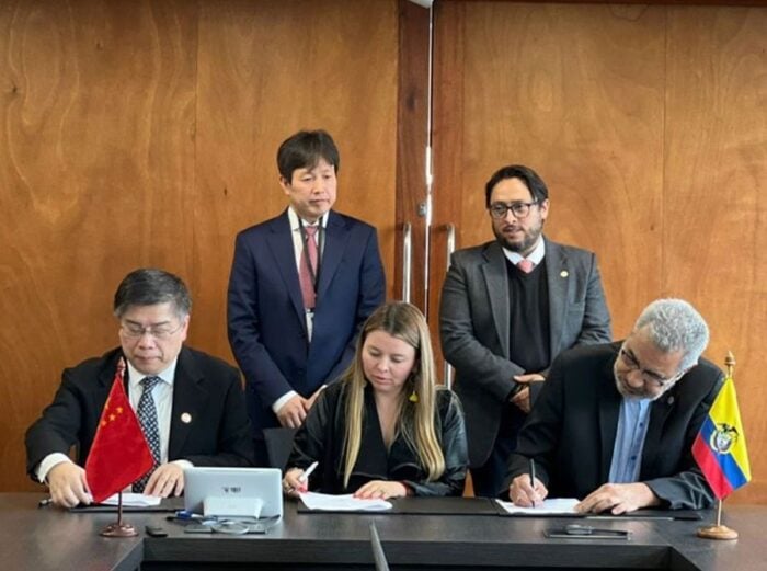 Con un empujón de China la U de Antioquia podrá tecnificar la producción de arroz en una tradicional hacienda Paisa Firma acuerdo