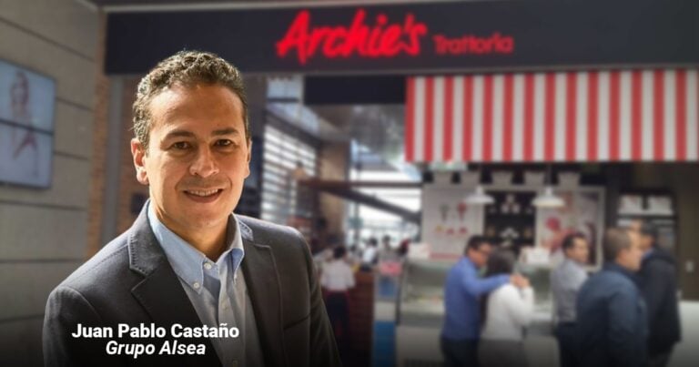 Juan Pablo Castaño, Grupo Asea, smiles in a blazer outside Archie’s Toronto restaurant with a blurred crowd in the background. - Las2orillas.co: Historias, voces y noticias de Colombia
