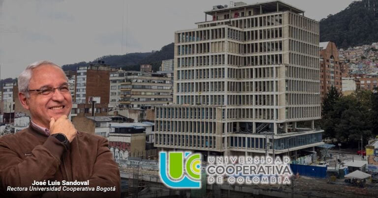 José Luis Sandoval, Rector de la Universidad Cooperativa Bogotá, sonriendo frente a un edificio en construcción con el logotipo de la Universidad Cooperativa de Colombia visible. - Las2orillas.co: Historias, voces y noticias de Colombia