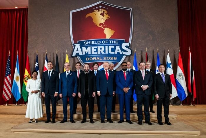 Group of officials in formal attire posing on a stage under the 'Shield of the Americas – Doral 2026' banner, with multiple national flags in the background. - Abelardo de la Espriella fue el último de una cadena de presidentes de derecha elegidos en América Latina
