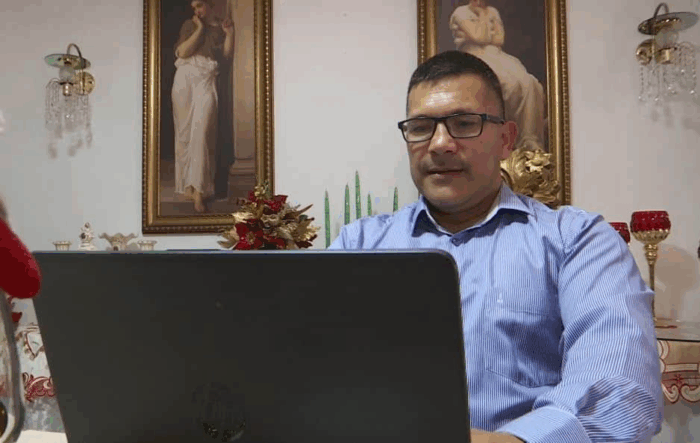 El profesor paisa con 140 diplomas que quiere ser la persona con más títulos del mundo - El profesor paisa con 140 diplomas que quiere ser la persona con más títulos del mundo