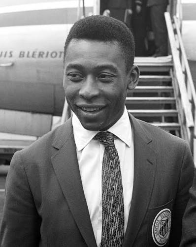 La camiseta de Brasil que Pelé cosió a mano para jugar su primer Mundial y que hoy vale 6 millones de dólares - La camiseta de Brasil que Pelé cosió a mano para jugar su primer Mundial y que hoy vale 6 millones de dólares