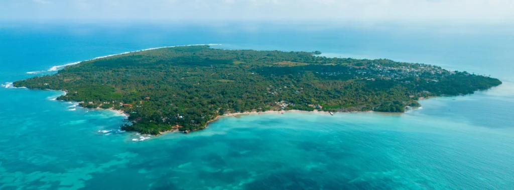 Cómo llegar a la isla colombiana poco conocida con aguas cristalinas y paisajes tropicales Cómo llegar a la isla colombiana poco conocida con aguas cristalinas y paisajes tropicales