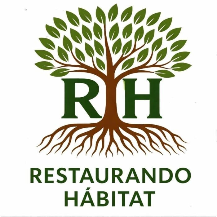 Logo for Restau rando Habitat: a brown tree with lush green leaves and extensive roots, with the initials RH and the text RESTAURANDO HABITAT beneath. - Las guardianas de las aves que le están cambiando la cara a Tasajera con turismo y emprendimientos 
