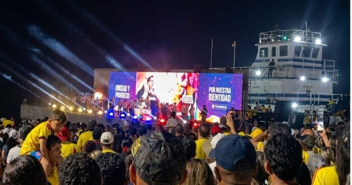 El gigante barco planchón en el que Abelardo de la Espriella dio su discurso tras ser el ganador de la primera vuelta El gigante barco planchón en el que Abelardo de la Espriella dio su discurso tras ser el ganador de la primera vuelta