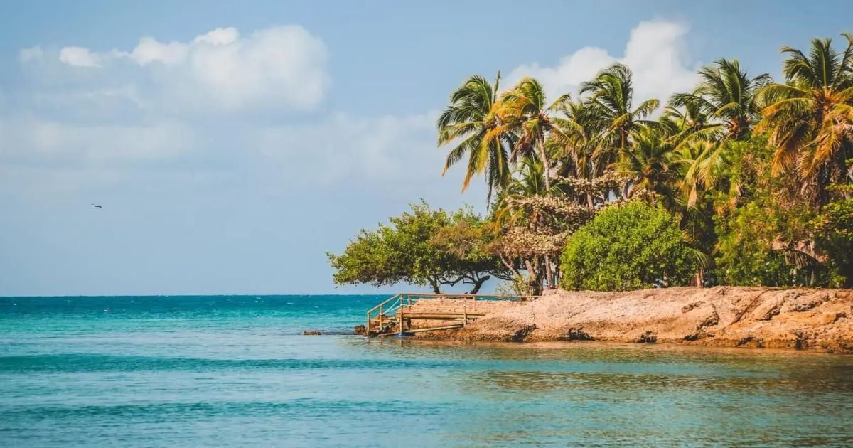  - Cómo llegar a la isla colombiana poco conocida con aguas cristalinas y paisajes tropicales