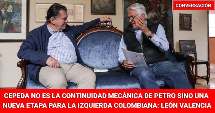 Two men sit on a blue upholstered sofa in a living room, one holding a document while the other gestures; a red banner at bottom carries a political headline in Spanish: CEPEDA NO ES LA CONTINUIDAD MECÁNICA DE PETRO SINO UNA NUEVA ETAPA PARA LA IZQUIERDA COLOMBIANA: LEÓN VALENCIA. A red 'CONVERSACIÓN' label sits in the top-right corner. - Qué tanto puede soltarse Iván Cepeda de Petro para ganar las elecciones y luego gobernar