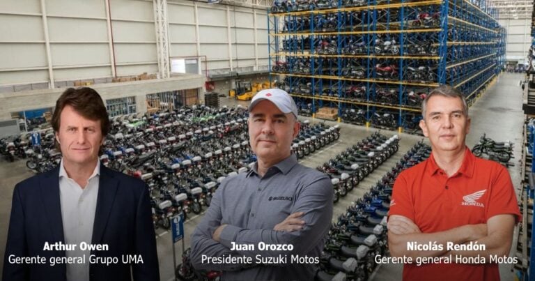 Las2orillas.co: Historias, voces y noticias de Colombia Three executives in a motorcycle warehouse: Arthur Owen, Juan Orozco, and Nicolás Rendón, with rows of motorcycles behind them. - Las2orillas.co: Historias, voces y noticias de Colombia