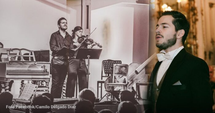 Man in a tuxedo sings on stage; behind him a black-and-white photo shows a small ensemble playing violin and cello for an audience - Cómo llegó el bogotano Camilo Delgado a brillar en el Metropolitan de Nueva York, el templo mundial de la ópera