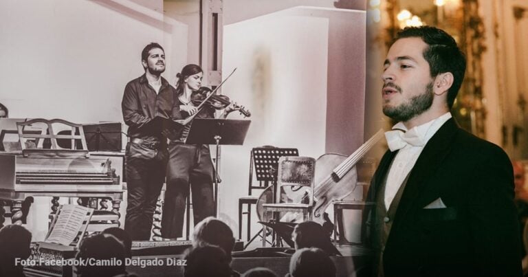 Las2orillas.co: Historias, voces y noticias de Colombia Man in a tuxedo sings on stage; behind him a black-and-white photo shows a small ensemble playing violin and cello for an audience - Las2orillas.co: Historias, voces y noticias de Colombia
