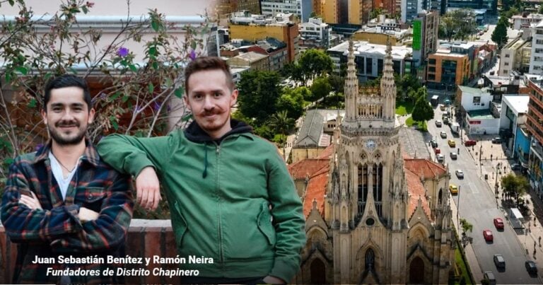 Two men pose on a rooftop terrace with a historic cathedral and a city street below; text overlays name them as founders of Distrito Chapinero. - Las2orillas.co: Historias, voces y noticias de Colombia