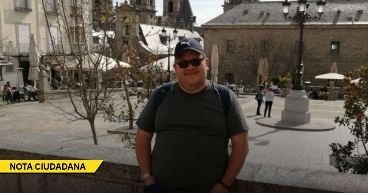 Smiling man in a baseball cap and sunglasses stands in a sunlit town square with historic buildings and a yellow 'NOTA CIUDADANA' banner in the lower left. - Los presuntos sicarios del periodista Cristian Herrera son primos de un político del Norte de Santander